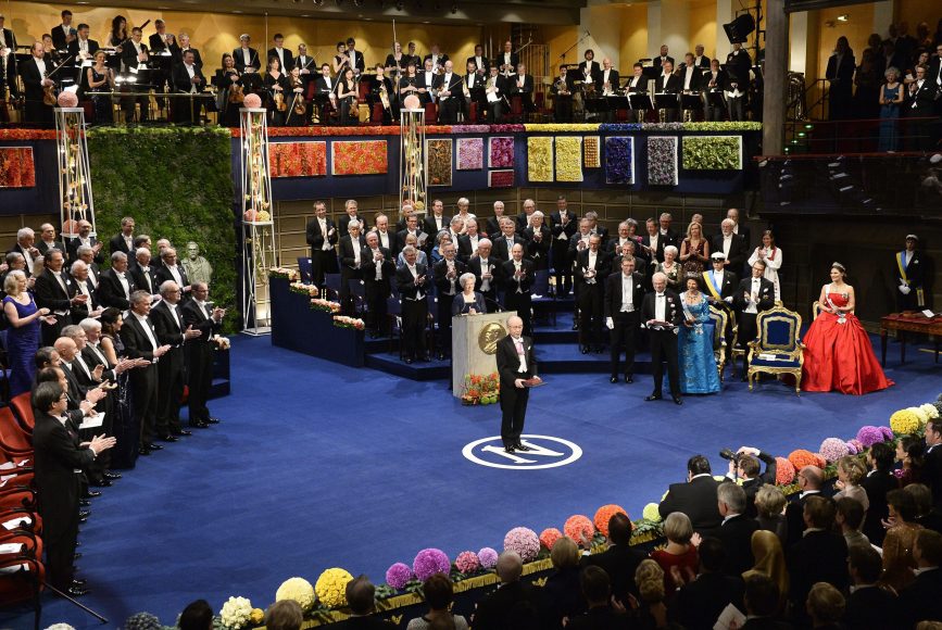 Nobel physics laureate Isamu Akasaki (C) bows after receiving his prize during the Nobel award ceremony in Stockholm December 10, 2014. From 3rd R to R: Sweden's King Carl XVI Gustaf, Queen Silvia and Crown Princess Victoria. REUTERS/Anders Wiklund/TT News Agency (SWEDEN - Tags: SOCIETY SCIENCE TECHNOLOGY ROYALS) ATTENTION EDITORS - SWEDEN OUT. NO COMMERCIAL OR EDITORIAL SALES IN SWEDEN. THIS IMAGE HAS BEEN SUPPLIED BY A THIRD PARTY. IT IS DISTRIBUTED, EXACTLY AS RECEIVED BY REUTERS, AS A SERVICE TO CLIENTS