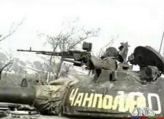 Çəkiliş zamanı görünür ki, tankın üzərində öz adını yazmışdır…