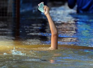 Əlində tutduğu pul köməyinə çatmadı..