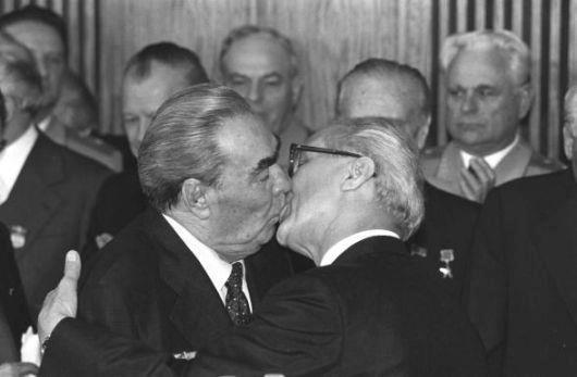 Brejnevin öpüşərkən dodağını dişlədiyi siyasi lider kim olub? - TARİXİ FAKTLAR