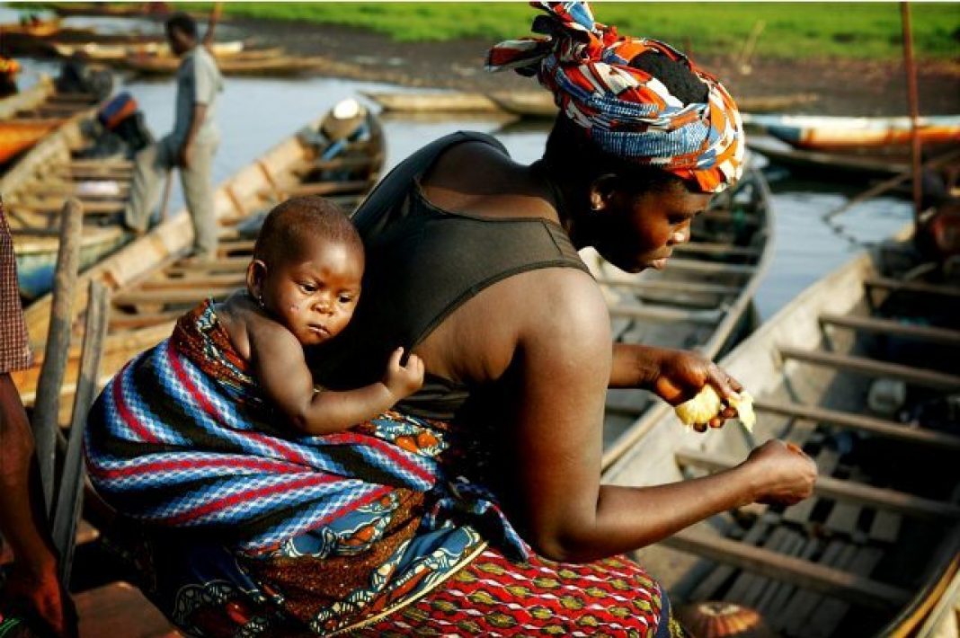 Занятие юар. Африканские женщины. Африканка с ребенком. Африка женщины с детьми. Африканские матери.