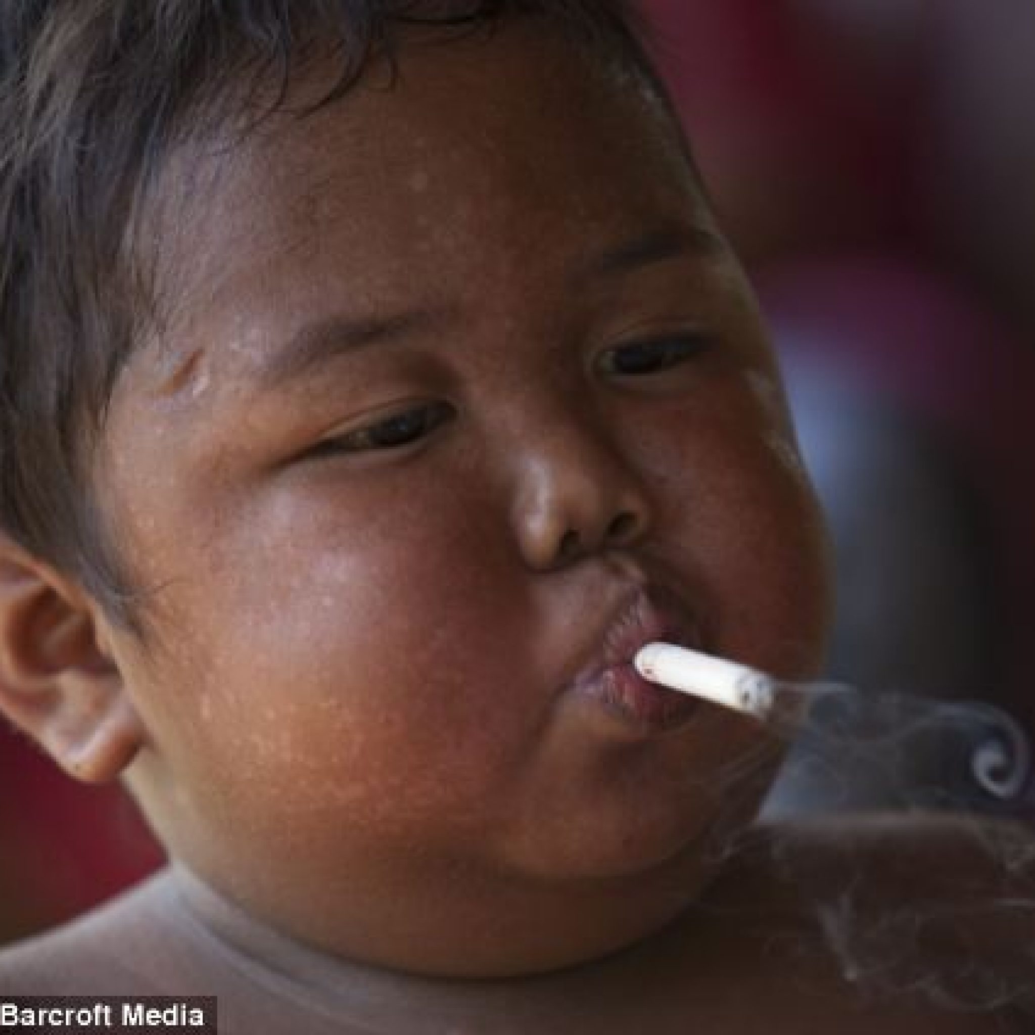 Курил 40 лет бросил. Арди Ризал который выкуривал 40. Ребенок курит.